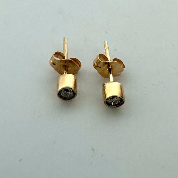 Diamond Stud Earrings. NATURAL! 1/2 carat total weight set in 14k gold - Picture 2 of 3